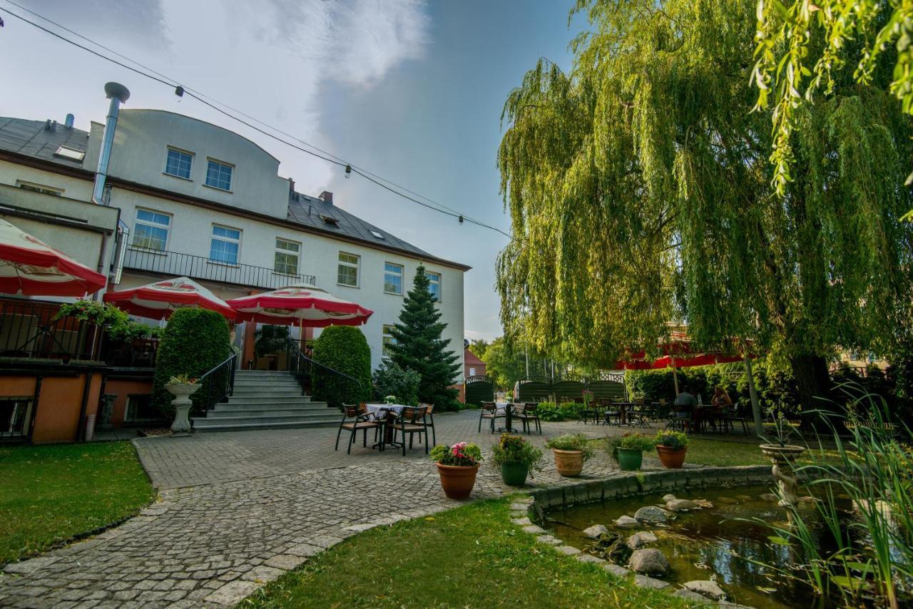 Hotel Bialy Domek Wałcz Exteriör bild