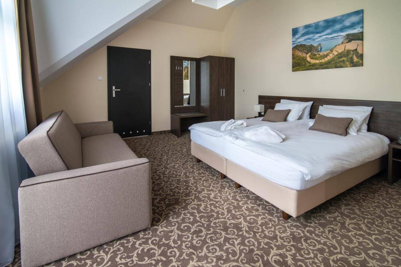 Hotel Bialy Domek Wałcz Exteriör bild