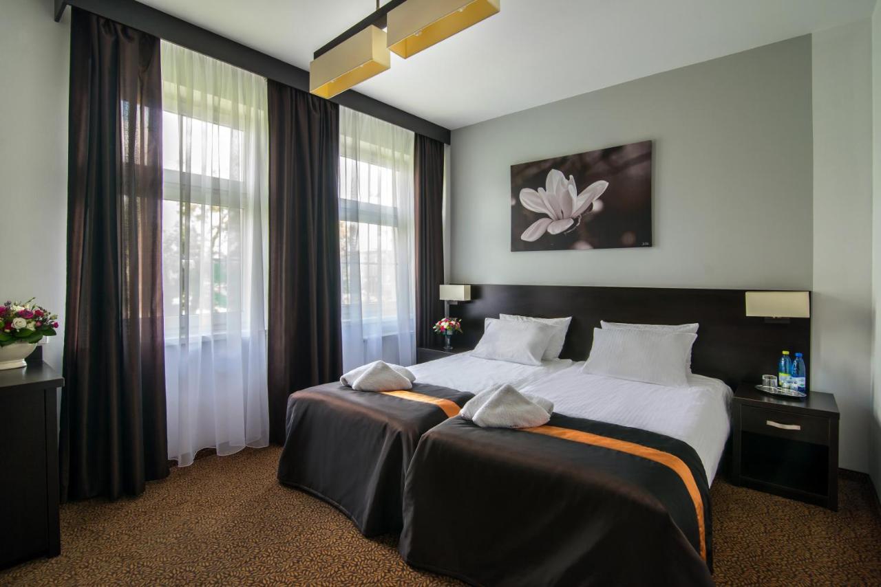 Hotel Bialy Domek Wałcz Exteriör bild